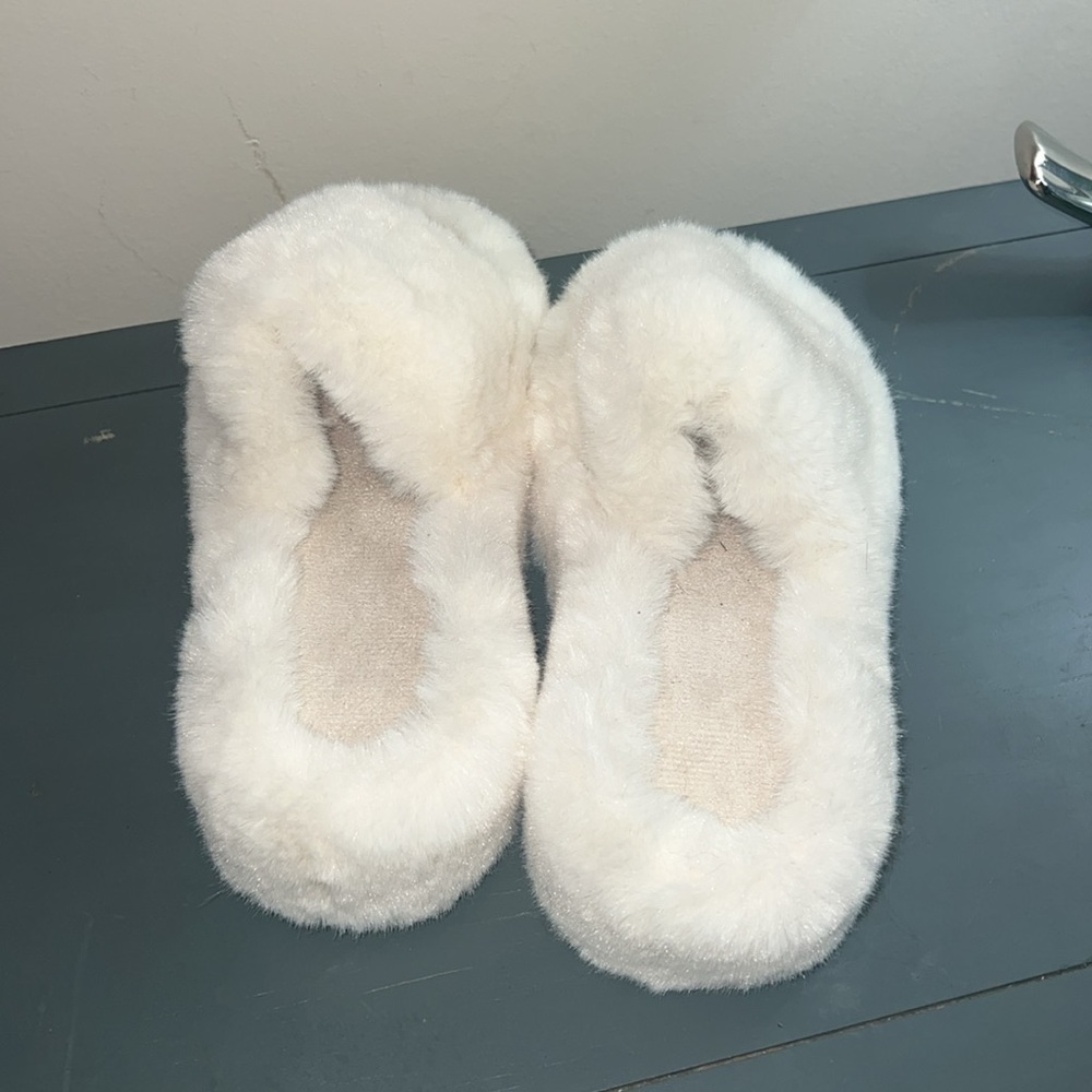 NWOT Amazon Cozy White Faux Fur Slippers size 37 - Picture 5 of 7